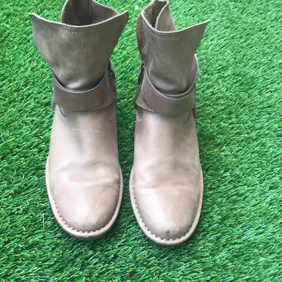 UGG Booty Soft Leather - Picture 2 of 5